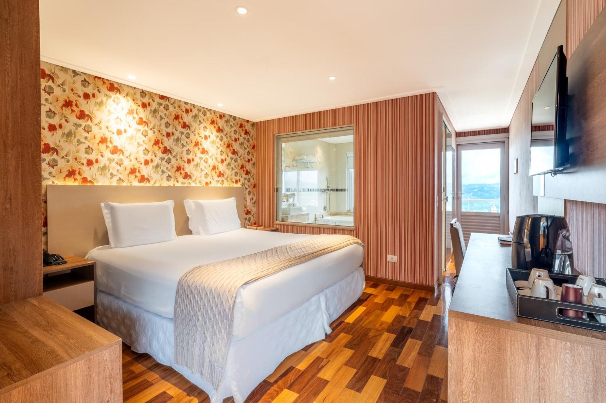Quarto Duplo com Banheira de Hidromassagem Individual